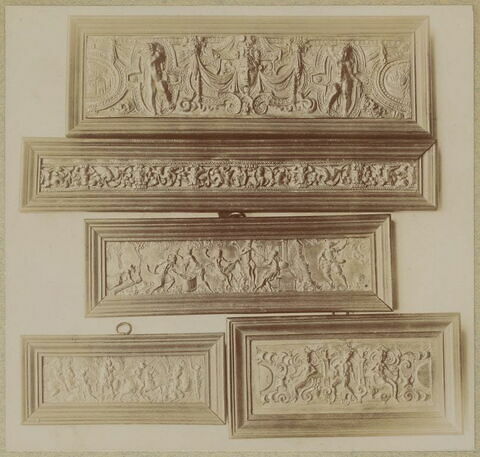 Plaquette d'ornement ornée d'un mascaron et de deux enfants, image 3/3