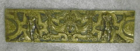 Plaquette d'ornement ornée d'un mascaron et de deux enfants, image 1/3