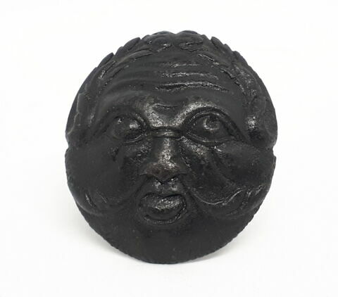 Clou ovale formé par un masque d'homme, image 1/3