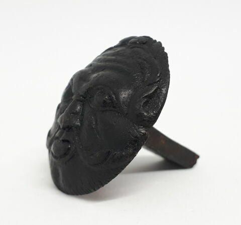 Clou ovale formé par un masque d'homme, image 2/3