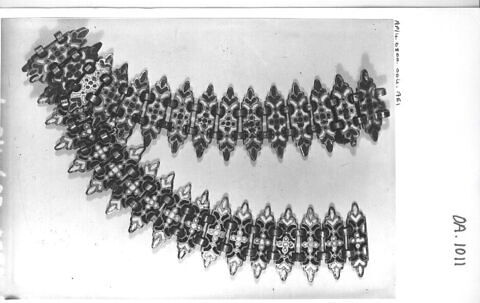Chaîne formée de trente-trois petites plaques en cuivre émaillé et doré, image 9/9