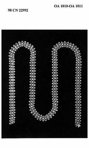 Chaîne formée de trente-trois petites plaques en cuivre émaillé et doré, image 5/9