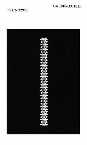 Chaîne formée de trente-trois petites plaques en cuivre émaillé et doré, image 6/9