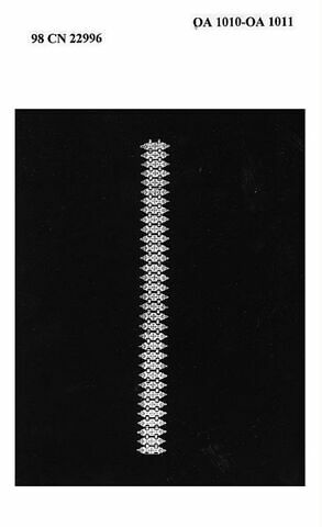 Chaîne formée de trente-trois petites plaques en cuivre émaillé et doré, image 7/9