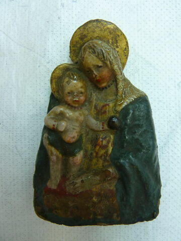 Bas-relief : la Vierge à mi-corps portant l'Enfant Jésus