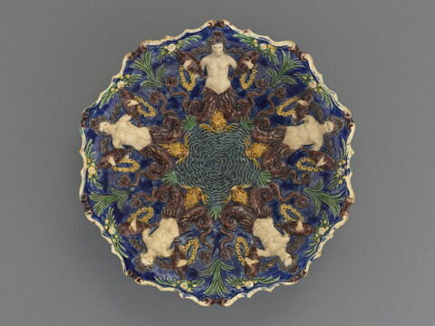 Coupe décagonale : sirènes à double queue de poisson (Mélusine ?), image 1/4