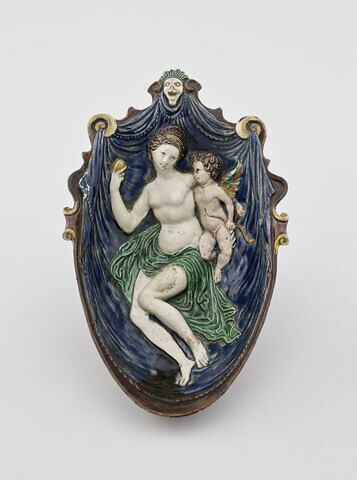 Coupe en forme de nacelle ou gondole ou navette de forme ovale : Vénus et l'Amour