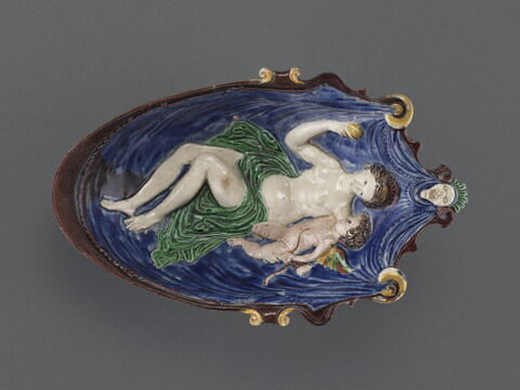 Coupe en forme de nacelle ou gondole ou navette de forme ovale : Vénus et l'Amour, image 1/11