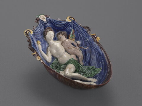 Coupe en forme de nacelle ou gondole ou navette de forme ovale : Vénus et l'Amour, image 4/11