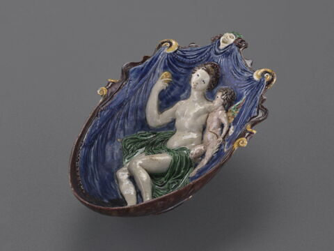 Coupe en forme de nacelle ou gondole ou navette de forme ovale : Vénus et l'Amour, image 5/11