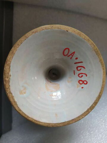 Vase ballon sur pied, à deux anses : profils féminins, image 2/4