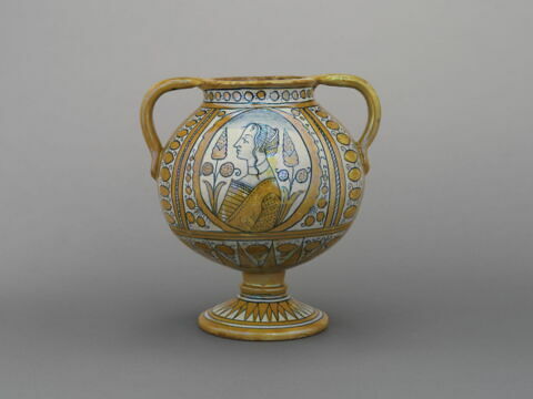 Vase ballon sur pied, à deux anses : profils féminins, image 3/4