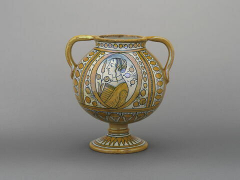 Vase ballon sur pied, à deux anses : profils féminins, image 1/4