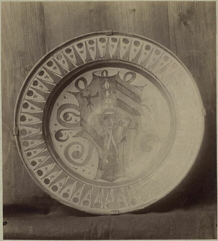 Plat rond : armoiries des Montefeltre, ducs d'Urbino, image 3/3