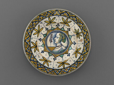 Assiette ronde : profil gauche de femme en buste, image 1/4