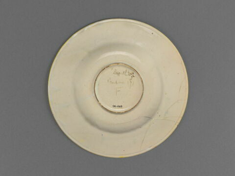 Assiette : décor de trophées, image 2/5