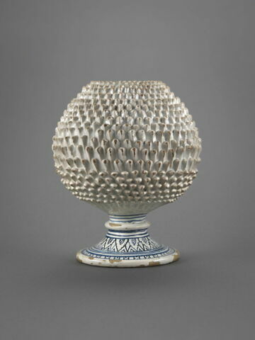 Vase en forme de pomme de pin
