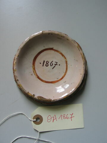Fond de plat (coupe ?) rond à bord rogné: profil gauche de femme en buste, image 4/5