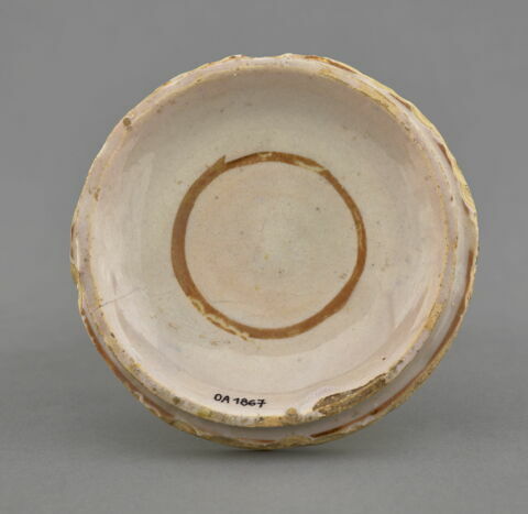 Fond de plat (coupe ?) rond à bord rogné: profil gauche de femme en buste, image 2/5