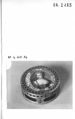 Bonbonnière ronde avec un portrait féminin, image 2/2