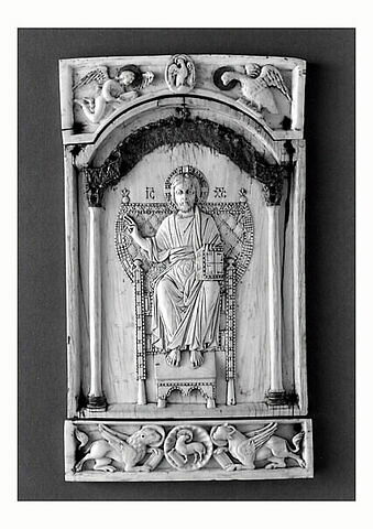 Plaque complétant le panneau central d'un triptyque (OA 2590 le Christ trônant) : symboles des évangélistes et l'Agneau, image 2/5