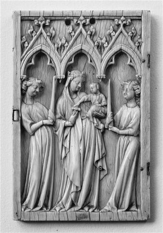 Feuillet gauche d'un diptyque : Vierge glorieuse entre deux anges