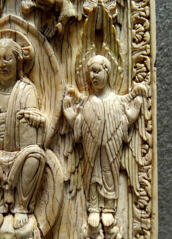 Plaque de reliure : Christ en majesté entouré des symboles des évangélistes., image 2/6