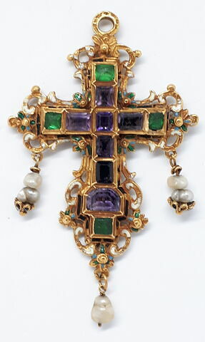 Croix-pendentif en or ornée d'améthystes, d'émeraudes et de perles