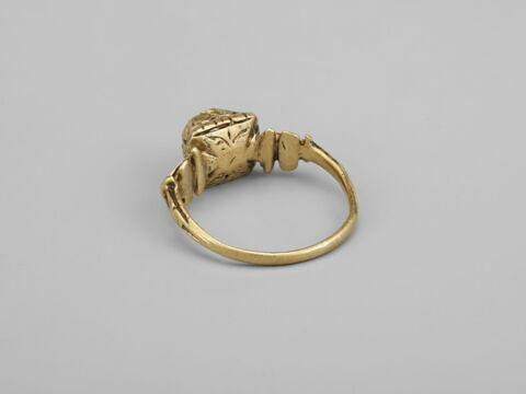 Bague en or émaillé, pierre manquante, image 2/2