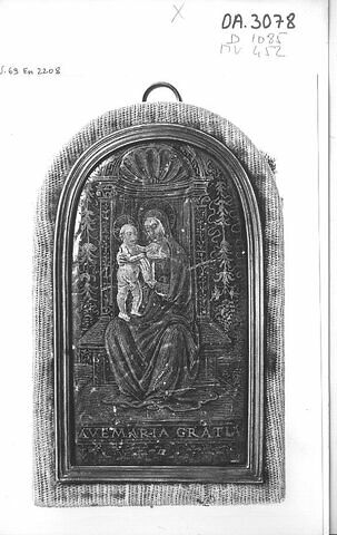 Plaque : la Vierge assise sur un trône surmonté d'une coquille et tenant l'enfant Jésus, image 2/2
