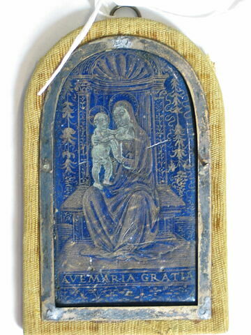 Plaque : la Vierge assise sur un trône surmonté d'une coquille et tenant l'enfant Jésus, image 1/2