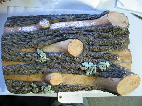 Plaque de revêtement en forme de tronc de chêne orné de deux glands