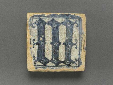 Carreau : lettre M gothique
