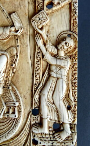 Plaque de reliure : le Christ dans le tétramorphe, entre les saints Pierre et Paul (Traditio Legis)., image 3/10