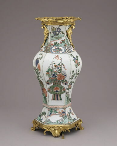 Vase en porcelaine du Japon à six pans, d'une paire (avec OA 5489 2), image 2/16