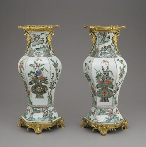 Vase en porcelaine du Japon à six pans, d'une paire (avec OA 5489 2)