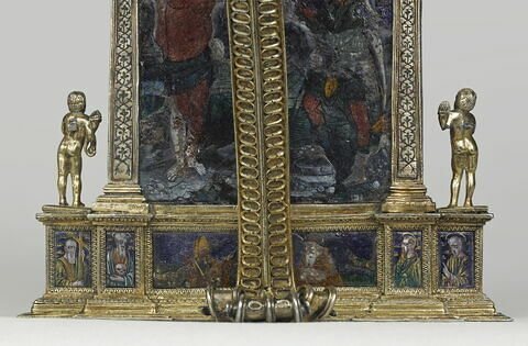 Baiser de paix dans un cadre architecturé : le Christ portant la croix, dans le fronton semi-circulaire : l'Adoration des mages., image 6/10