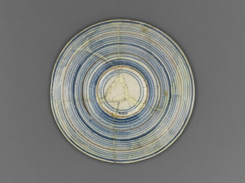Assiette : buste de jeune femme de profil gauche, image 2/4