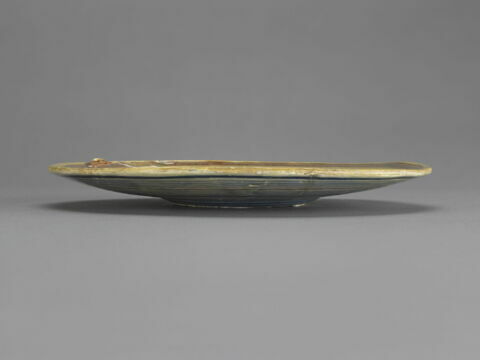 Assiette : buste de jeune femme de profil gauche, image 3/4