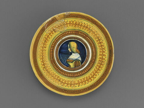 Assiette : buste de jeune femme de profil gauche, image 1/4