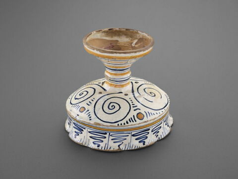 Coupe festonnée sur pied : armoiries, image 2/6