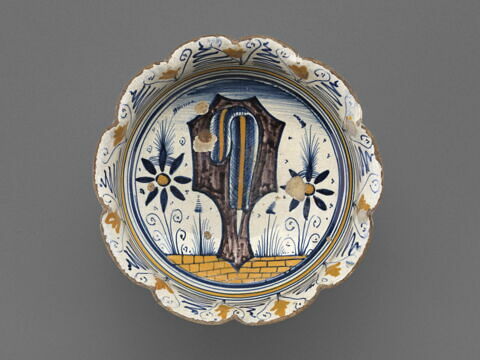 Coupe festonnée sur pied : armoiries, image 3/6