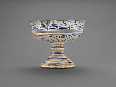 Coupe festonnée sur pied : armoiries, image 4/6