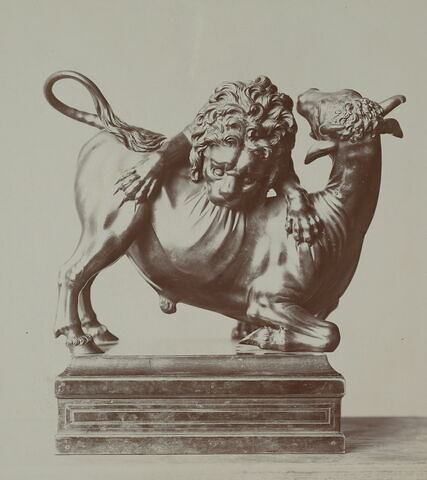 Groupe sculpté : Lion attaquant un taureau, image 7/7