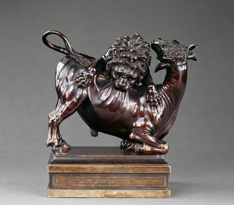 Groupe sculpté : Lion attaquant un taureau.
