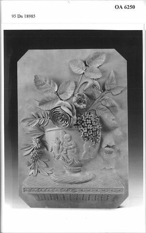 Bas-relief en bois : vase de fleurs signé au verso : "C.A. Lavigne. Fe : 1805"
