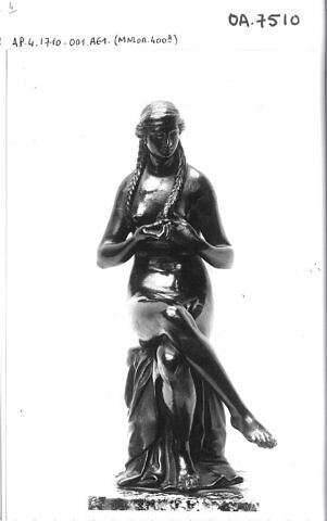 Statuette : femme se tressant les cheveux, image 7/10