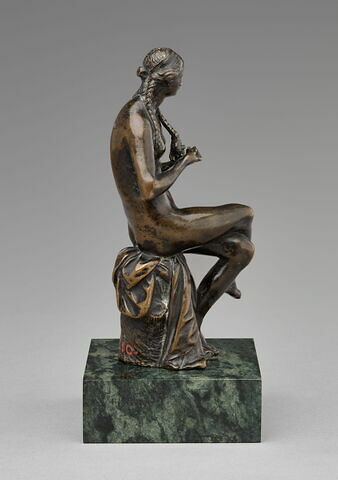 Statuette : femme se tressant les cheveux, image 6/9