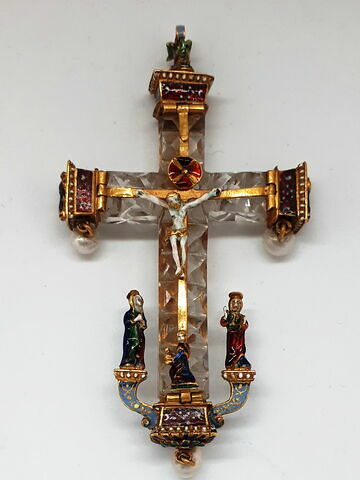 Croix en cristal de roche, ornée d'extrémités et de figurines émaillées : le Christ, la Vierge et saint Jean