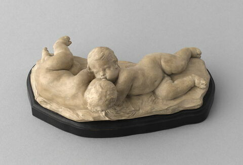 Groupe sculpté : deux enfants jouant, image 2/4